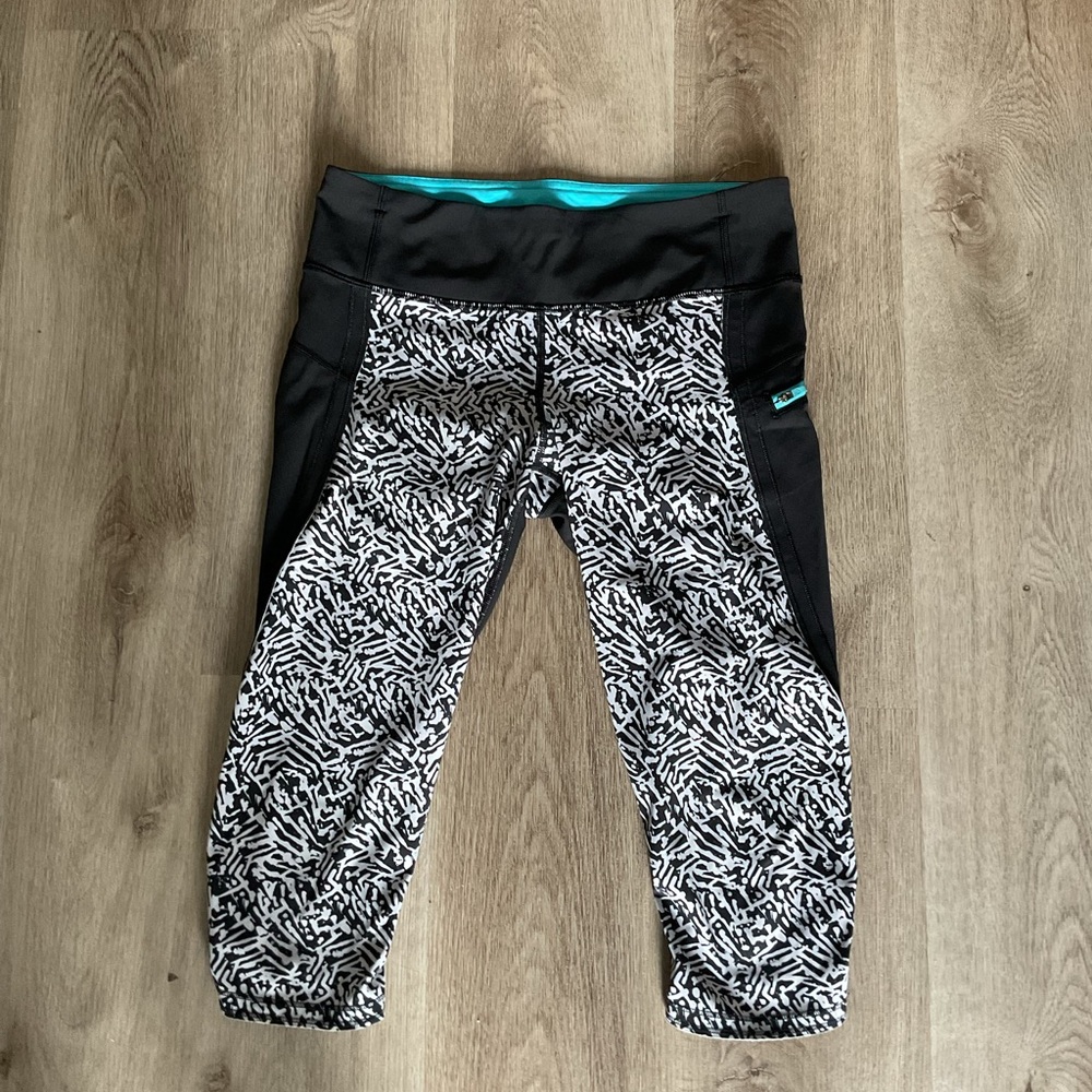 Lululemon run top speed crop zebra leggings size 8